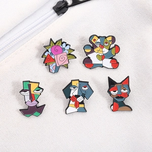 Détail de cinq broches en émail cubiste avec visages abstraits et fleurs sur toile