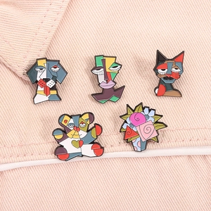 Vue détaillée des broches artistiques en émail de style Picasso sur jean rose