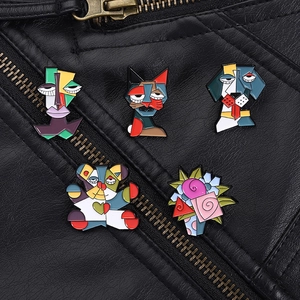 Lot de broches émaillées sur veste en cuir avec des motifs abstraits de style Picasso