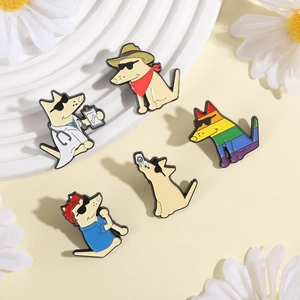 Vue détaillée de cinq épingles en émail de chiens colorés aux motifs de dessins animés
