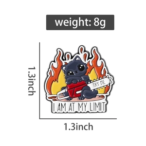 Détails du pin's chat noir en émail avec dimensions de 1,3x1,3 pouces et poids de 8g