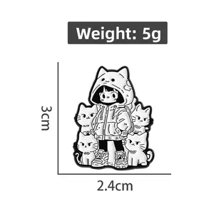 Détail du pin's émaillé fille chat avec dimensions de 3cm x 2,4cm et un poids de 5g