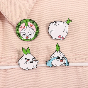 Set mit vier süßen Knoblauch-Emaille-Pins mit Cartoon-Gesichtsausdruck auf rosa Stoff