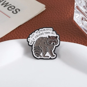 Broche en émail de raton laveur drôle avec citation humoristique sur fond de cuir élégant