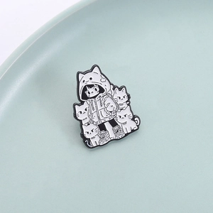 Broche en émail dessin animé fille en sweat chat et chats sur assiette en céramique