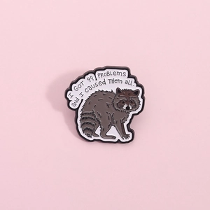 Détail du pin's en émail raton laveur avec la citation humoristique I GOT 99 PROBLEMS