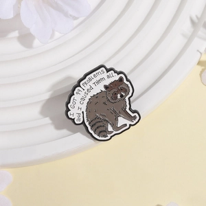 Broche en émail raton laveur drôle avec texte humoristique sur plateau céramique