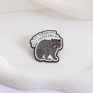 Broche créative en émail raton laveur avec texte sur un support blanc décoratif