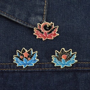 Vue détaillée de trois épingles en émail de lotus céleste sur un tissu en denim foncé