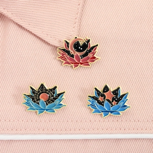 Gros plan détaillé de trois broches lotus émaillées célestes sur tissu rose