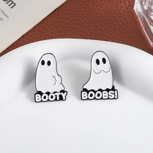 Lot de pins émaillés fantôme avec texte BOOTY et BOOBS sur assiette blanche et cuir brun