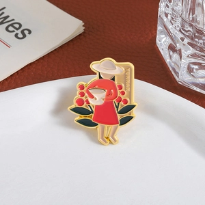 Broche en émail représentant une fille en robe rouge, baies rouges et gravure Yunnan