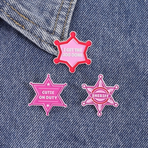 Broches sheriff en émail rose en forme d'étoile avec slogans sur tissu denim