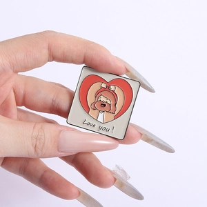 Pin's en émail Jésus dessin animé avec texte Love You et geste de cœur sur fond blanc