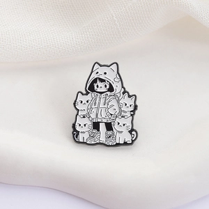 Broche en émail noir et blanc minimaliste avec une fille chat et quatre chatons