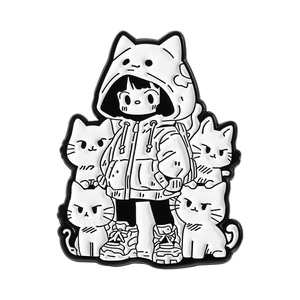 Pin's en émail avec fille anime en sweat à capuche chat et quatre petits chatons