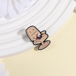 Broche créative en émail avec chat en costume sur chaise de bureau pour vêtement
