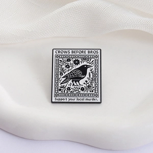 Dunkle schwarze Raben-Emaille-Anstecknadel mit Blumen und Crows Before Bros Slogan
