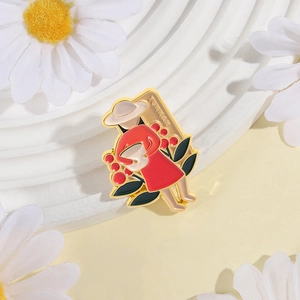 Broche émaillée Yunnan avec fille en robe rouge et baies sur un fond de fleurs blanches