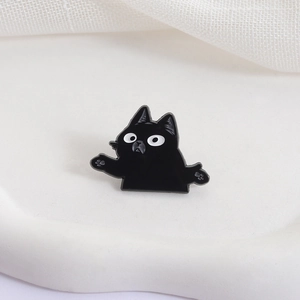 Broche chat noir amusante en émail avec grands yeux blancs et expression surprise pour vêtements