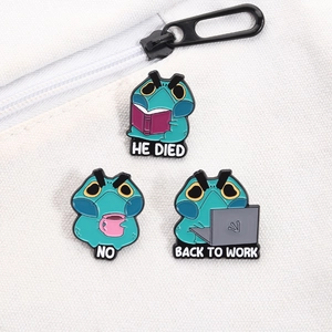 Trois pin's grenouille rigolos pour bureau avec textes humoristiques en anglais sur toile