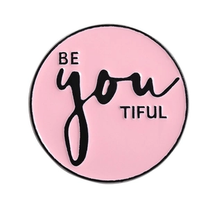 Broche ronde en émail rose avec bordure argentée et slogan BE YOU TIFUL