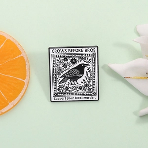 Gothic Rabe Emaille Pin Brosche Schwarz Weiß Retro Blumen Muster Zitat Abzeichen Crows Before Bros Legierung Metall Anstecknadel