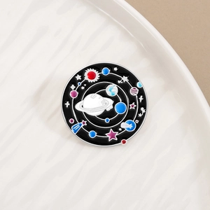 Broche spatiale en émail avec planètes et étoiles colorées sur fond noir élégant
