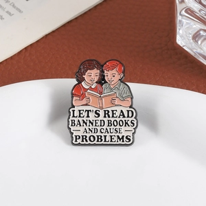 Detail der Emaille-Anstecknadel mit lesenden Kindern und Slogan auf Buchhintergrund