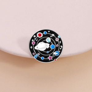 Broche Ronde en Émail Galaxie Univers Alliage de Zinc Espace Planète Saturne Étoile Badge pour Sac à Dos Vêtements Décor Unisexe Cadeau