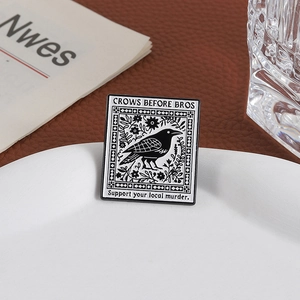 Dunkler schwarzer Raben Emaille Anstecknadel mit Blumendesign und Retro Illustration