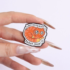 Insigne mignon en émail de chat orange avec slogan i am sensitive today pour décoration