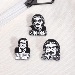 Lot de 3 épingles en émail noir et blanc avec citations sur un sac en toile blanc