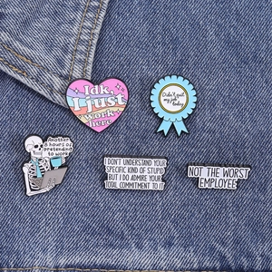 5-teiliges Emaille-Pin-Set mit Büro-Humor, Totenköpfen und Regenbogen auf Denim