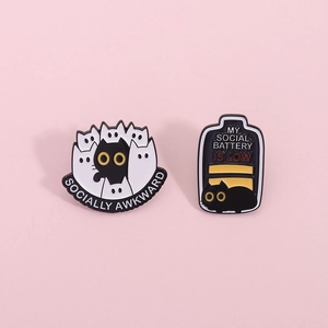 Pins en émail chat noir mignon avec texte Socially Awkward et batterie faible rose