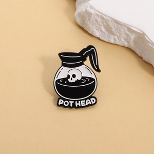Détail du pin's Pothead en émail avec un crâne dans une cafetière et finition noire