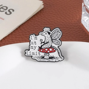 Pin's émaillé d'oppossum volant sur champignon avec ailes et badge au texte créatif