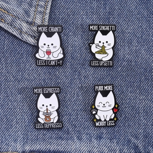 Lot de broches en émail chat blanc drôle avec jeux de mots sur fond en denim bleu