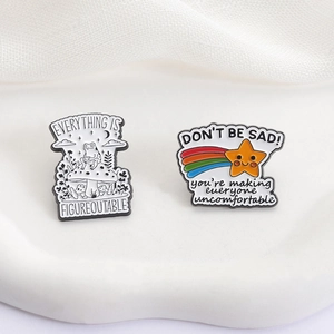 Pins en émail motivants avec arc-en-ciel et étoile et texte Everything is Figureoutable