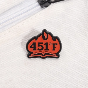 Pin's Fahrenheit 451 en émail représentant un livre enflammé sur un sac en toile blanc