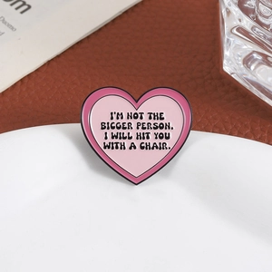 Lustige rosa herzförmige Emaille-Brosche mit humorvollem Spruch für Kleidung Dekoration