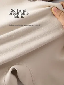 Gros plan du tissu fin et doux montrant la texture respirante pour vêtements de bébé