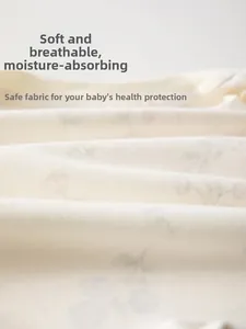 Détail macro du tissu en coton doux respirant avec imprimés floraux pour barboteuse bébé