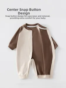 Détails de la grenouillère bébé avec boutons-pression et texture en polaire douce