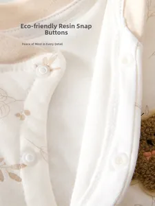 Détail des pressions en résine écologique et coton doux sur cette barboteuse pour bébé