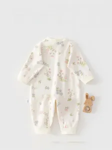 Détail du dos d'une barboteuse pour bébé avec motifs floraux et imprimés de lapins