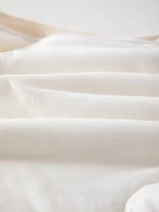 Gros plan sur la texture en coton respirant du body bébé pour un confort doux unique