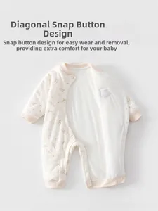 Détail d'une grenouillère bébé avec boutons-pression diagonaux pour un habillage facile