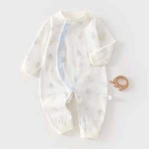 Vue détaillée de la texture du pyjama bébé en coton et motifs d'éléphants imprimés