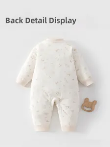 Détail du dos d'une grenouillère matelassée pour bébé avec motifs fleurs et oursons